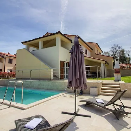 Complex Of 2 Banjole-mar With 2 Private Pools For Up To 20 Persons 200m From The - Wiibuk