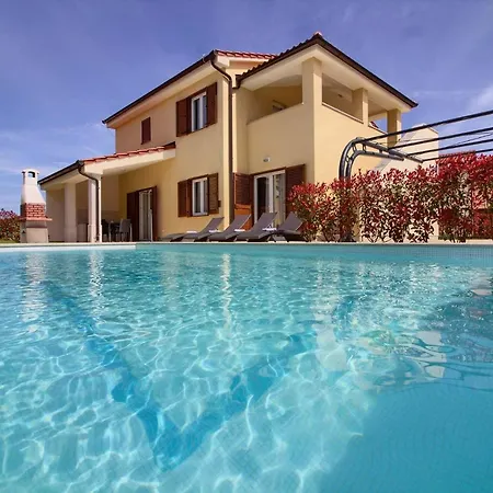 Complex Of 2 Banjole-mar With 2 Private Pools For Up To 20 Persons 200m From The - Wiibuk * Banjole