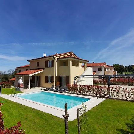 Complex Of 2 Banjole-mar With 2 Private Pools For Up To 20 Persons 200m From The - Wiibuk