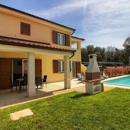 Complex Of 2 Banjole-mar With 2 Private Pools For Up To 20 Persons 200m From The - Wiibuk Villa Banjole