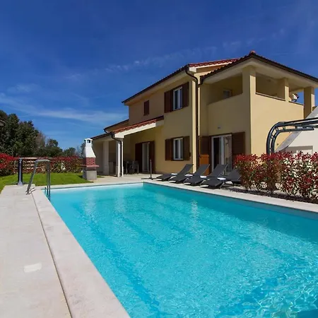 Complex Of 2 Banjole-mar With 2 Private Pools For Up To 20 Persons 200m From The - Wiibuk Villa Banjole