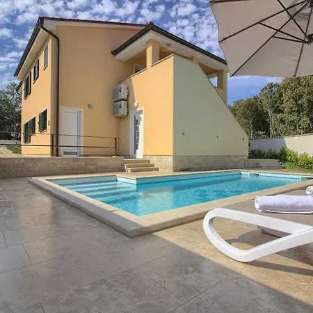 Complex Of 2 Banjole-mar With 2 Private Pools For Up To 20 Persons 200m From The - Wiibuk Villa *