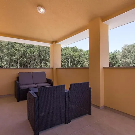 Complex Of 2 Banjole-mar With 2 Private Pools For Up To 20 Persons 200m From The - Wiibuk