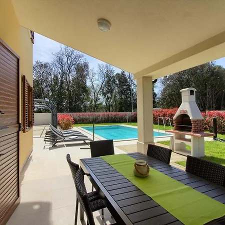 Complex Of 2 Banjole-mar With 2 Private Pools For Up To 20 Persons 200m From The - Wiibuk Villa Banjole