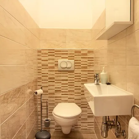 Complex Of 2 Banjole-mar With 2 Private Pools For Up To 20 Persons 200m From The - Wiibuk