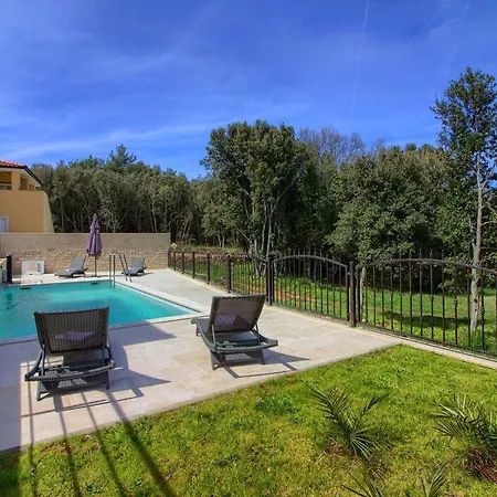 Complex Of 2 Banjole-mar With 2 Private Pools For Up To 20 Persons 200m From The - Wiibuk * Banjole