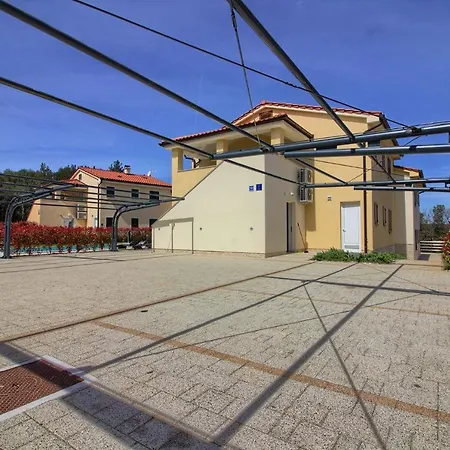 Complex Of 2 Banjole-mar With 2 Private Pools For Up To 20 Persons 200m From The - Wiibuk Villa *