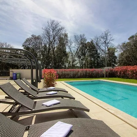 Complex Of 2 Banjole-mar With 2 Private Pools For Up To 20 Persons 200m From The - Wiibuk Villa