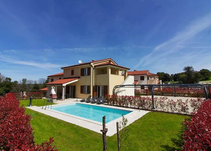 Complex Of 2 Banjole-mar With 2 Private Pools For Up To 20 Persons 200m From The - Wiibuk