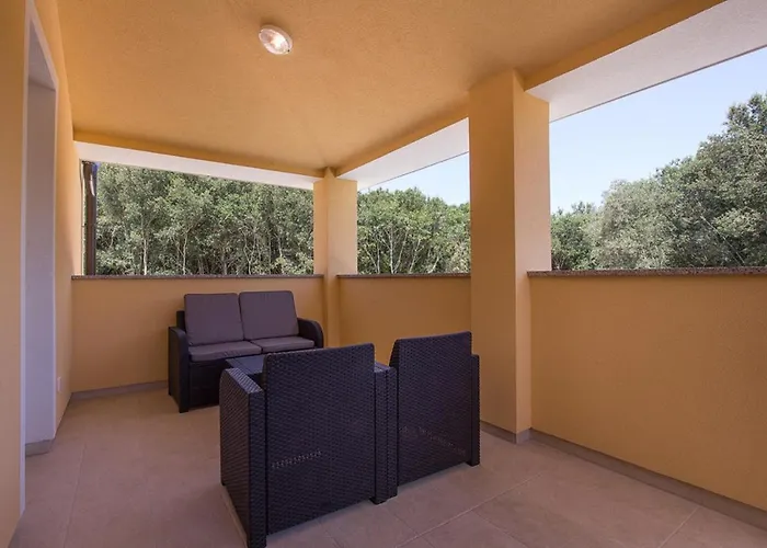 Complex Of 2 Banjole-mar With 2 Private Pools For Up To 20 Persons 200m From The - Wiibuk