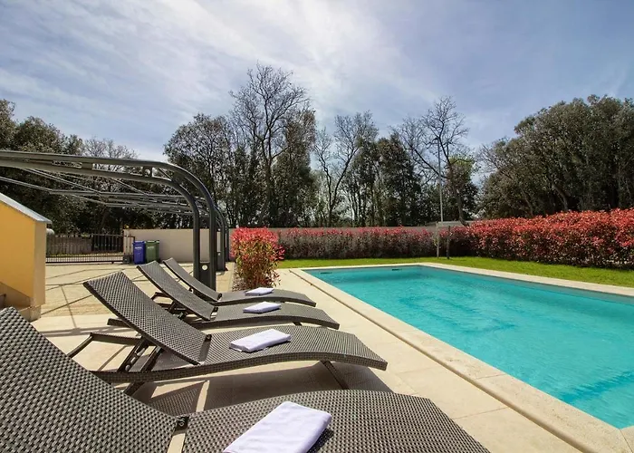 Complex Of 2 Banjole-mar With 2 Private Pools For Up To 20 Persons 200m From The - Wiibuk ヴィラ